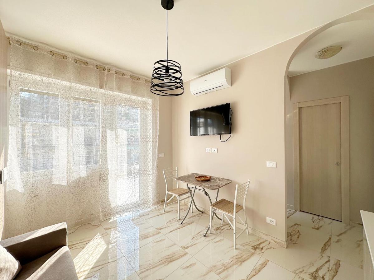 Wh - Un Posto Al Sole - Attico Monolocale Con Parcheggio Gratuito - 5 Minuti Dal Centro - Wifi Lägenhet Sanremo Exteriör bild